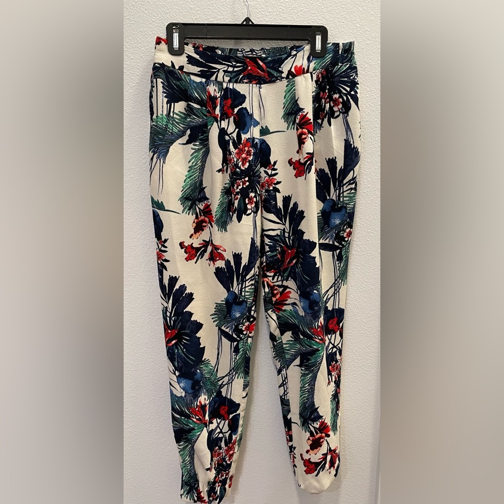 Beautiful pants with floral print